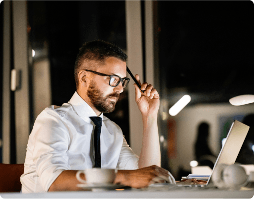 Al lavoro sul portatile in ufficio, la sera