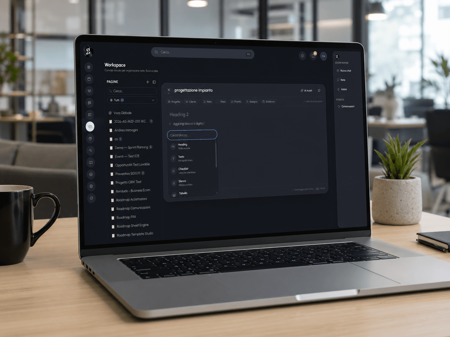 Base di conoscenza aziendale aperta sul workspace, in ufficio