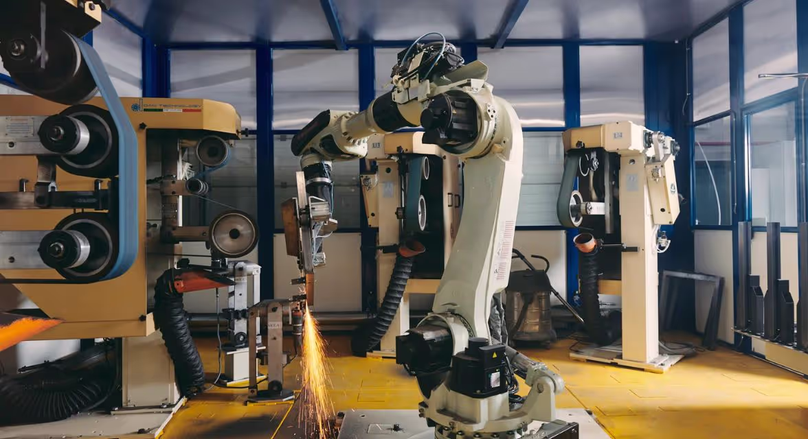 Cella robotizzata al lavoro in produzione