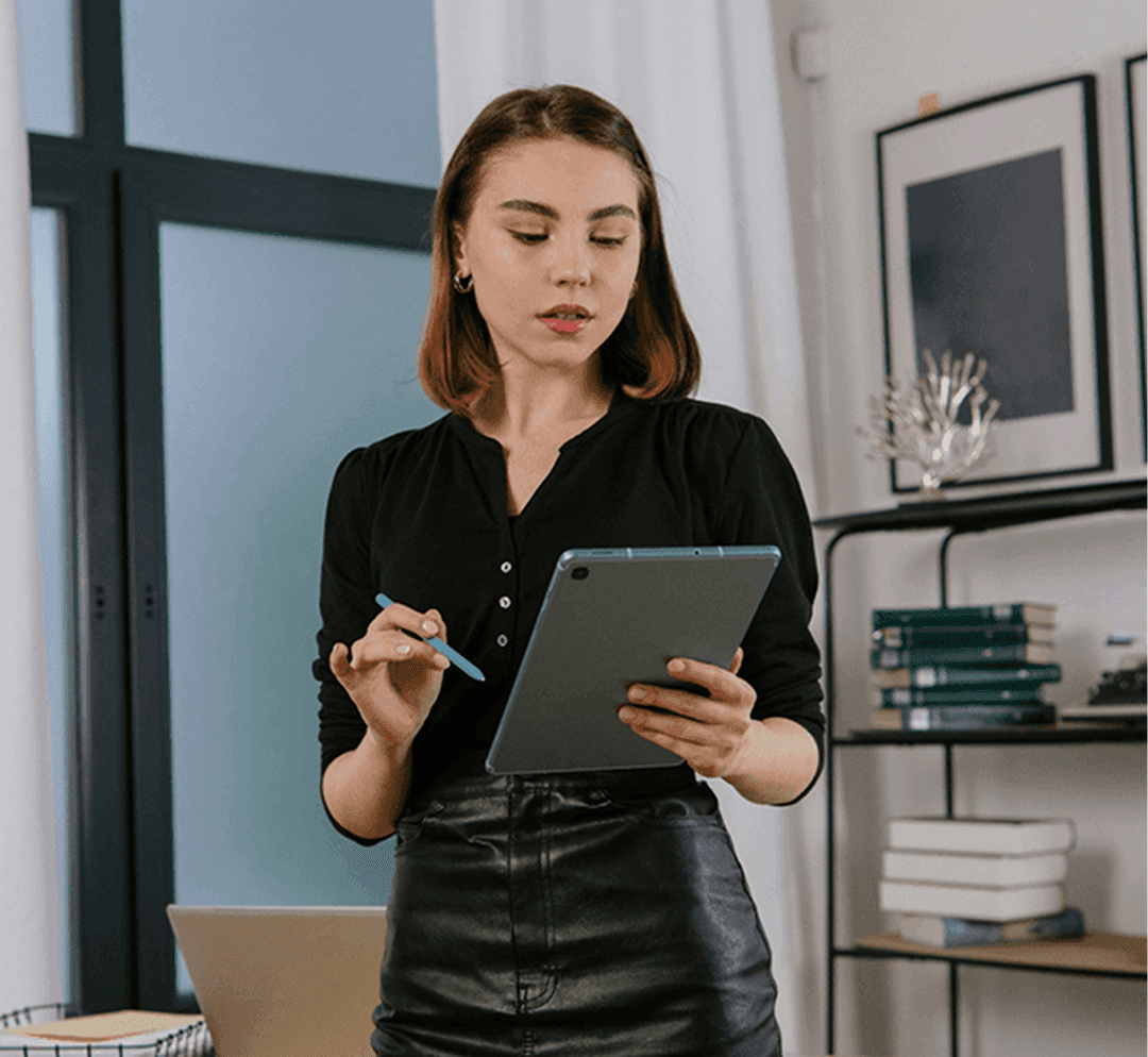 Controllo dei dati su un tablet in ufficio