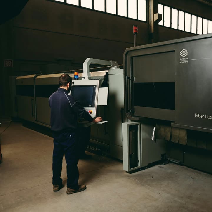Operatore a una macchina a taglio laser