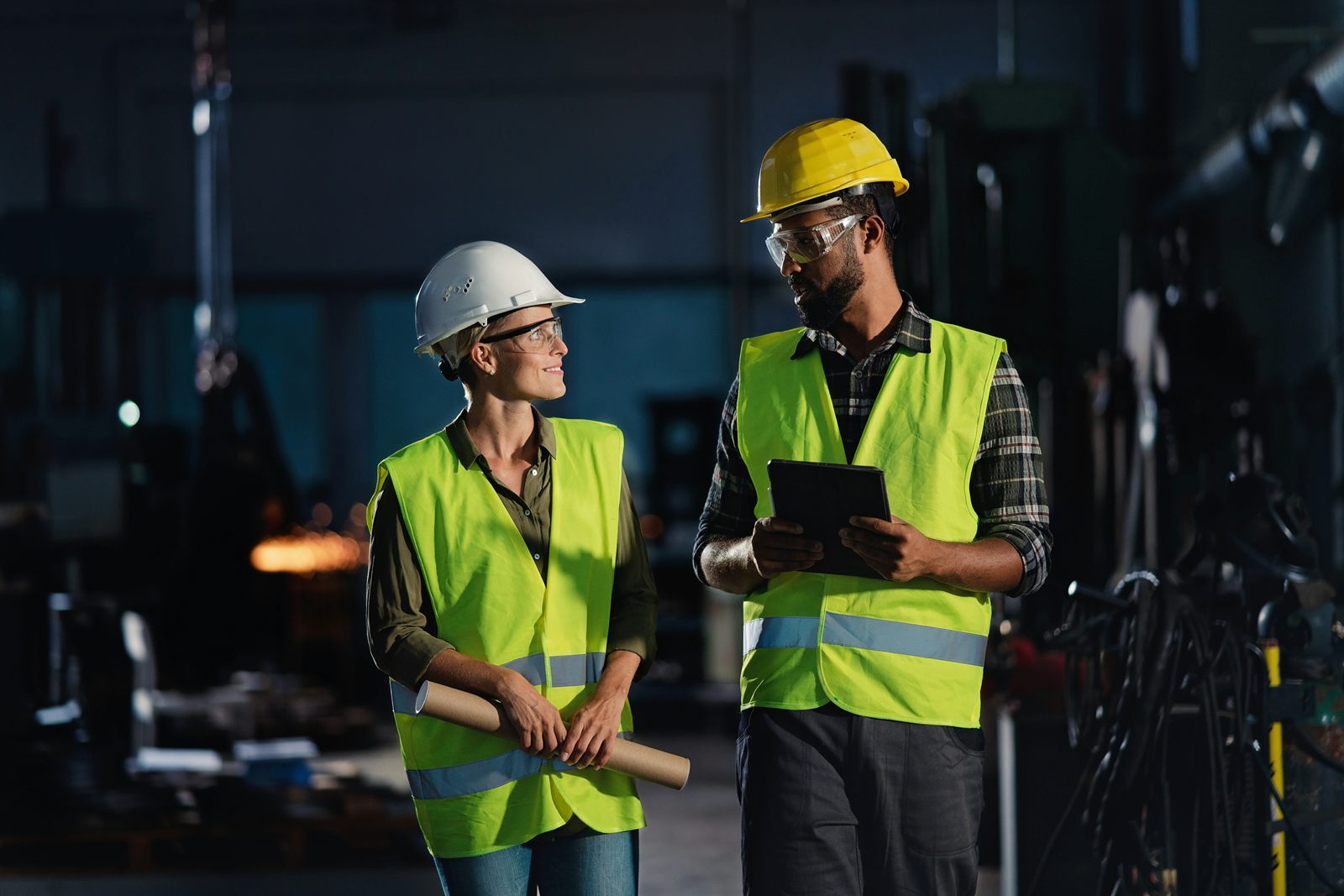 Due colleghi che rivedono insieme il lavoro sul tablet in officina